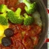 红黑黄绿色彩缤纷，这是一道高颜值又营养均衡的煲仔饭