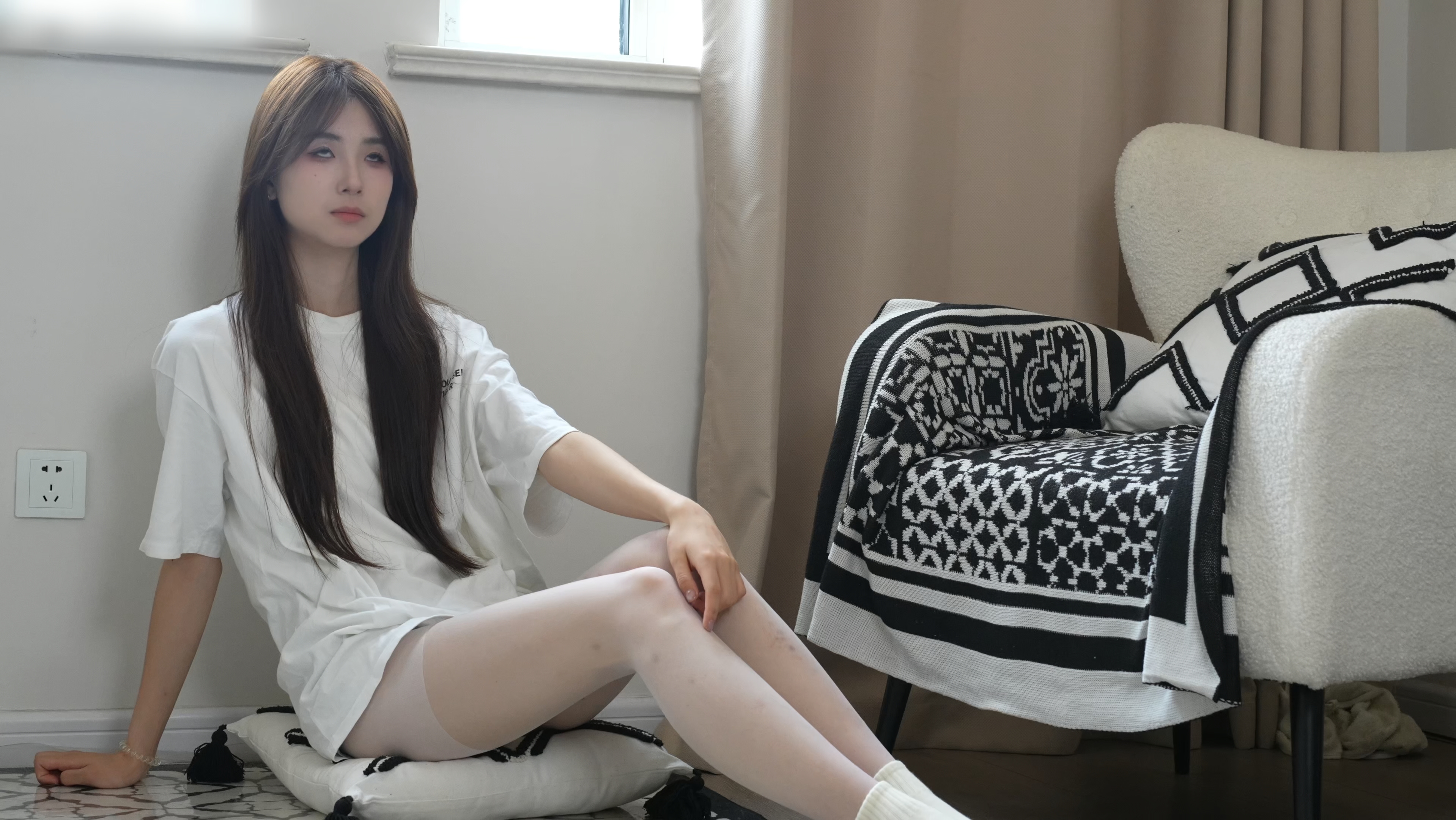 拍摄花絮zyx061：白短袖热裤