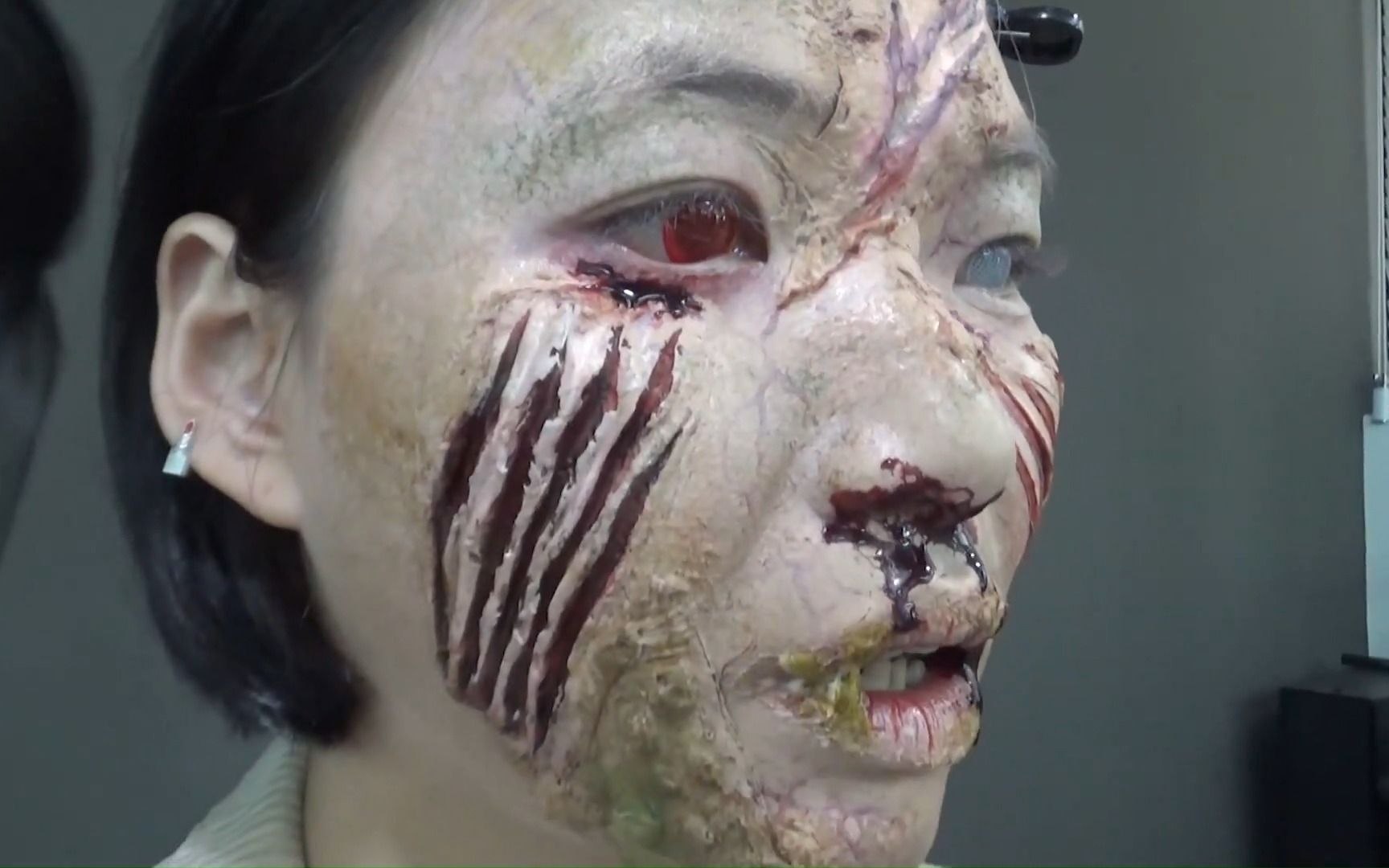 【创意妆】“我们所有人都死了”饥饿的僵尸袭击了一个朋友。 韩国电影特别化妆过程
