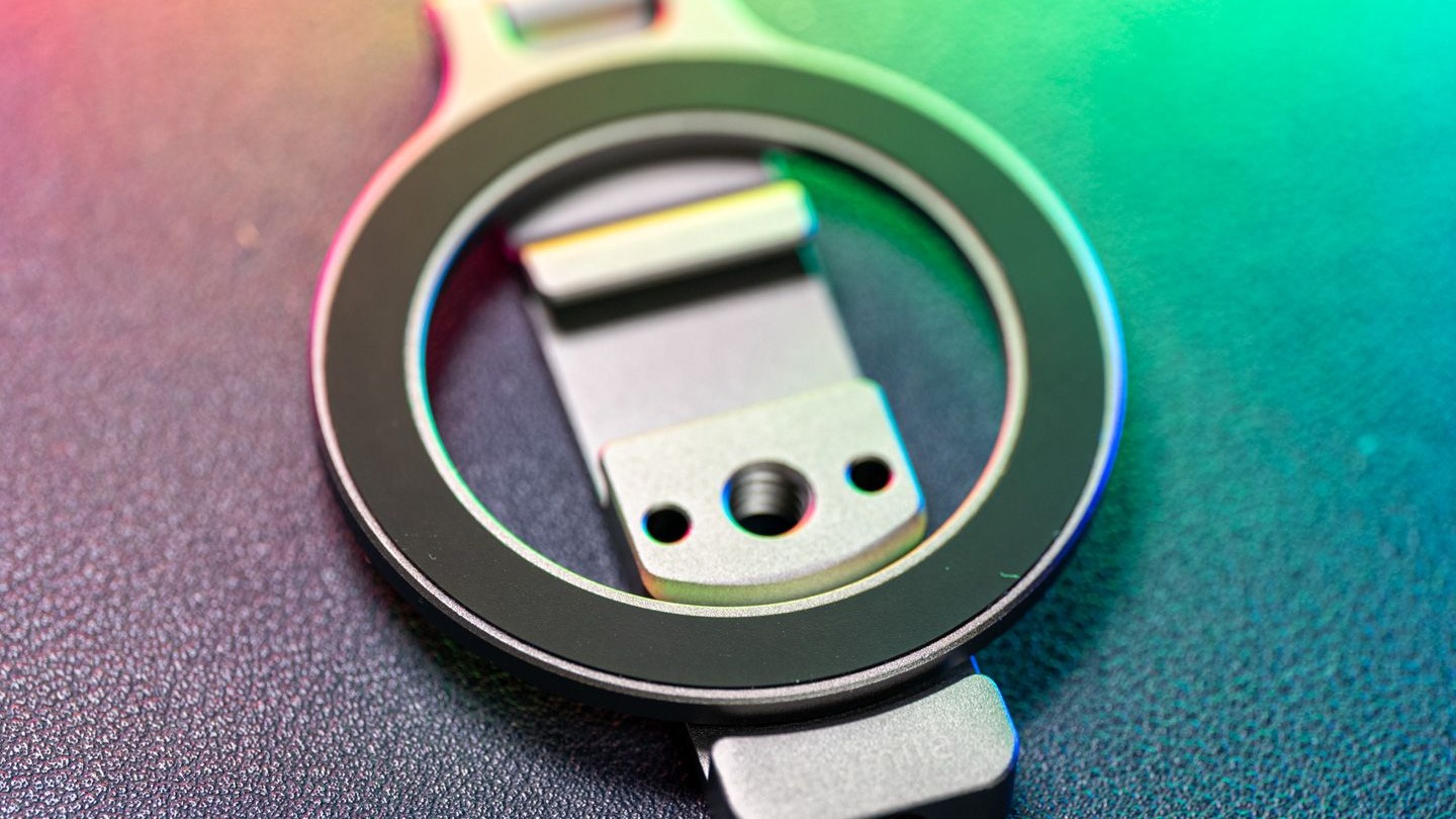 如果能有一点胶垫就更好了 极致简约的手机 Magsafe 折叠手柄支架 Flymile 设计分析