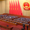 全体起立，奏唱中华人民共和国国歌