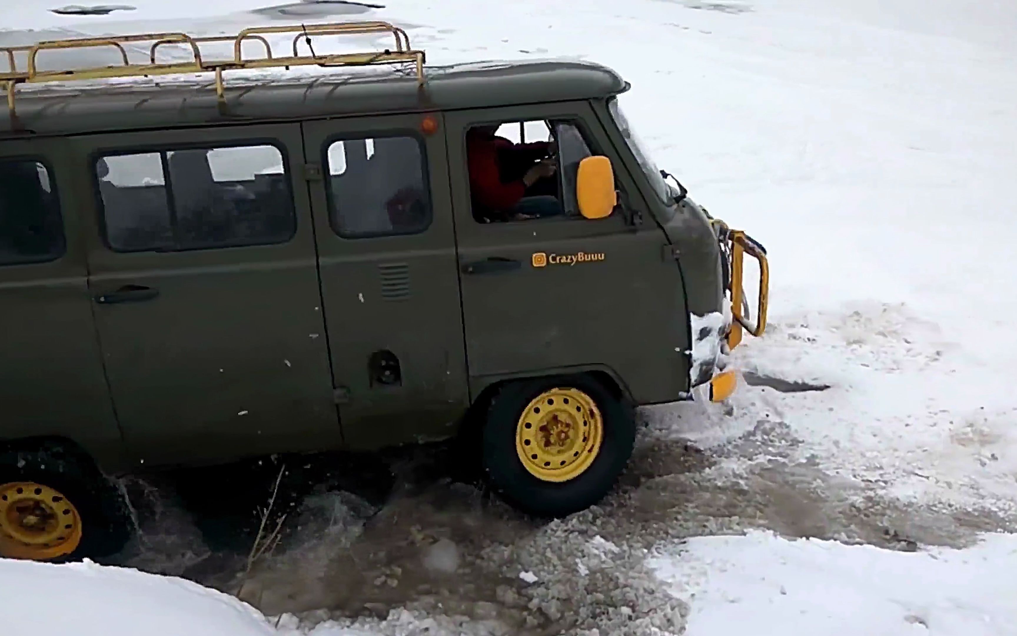 转载:俄罗斯神车"瓦滋-旅行者(uaz452"在雪地和冰湖中穿行
