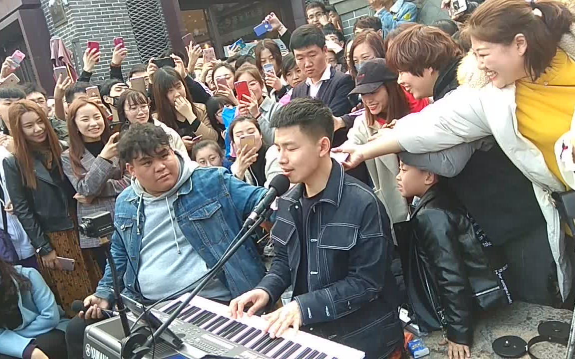 抖音网红 连音社街边弹唱 场面堪比演唱会_日常_生