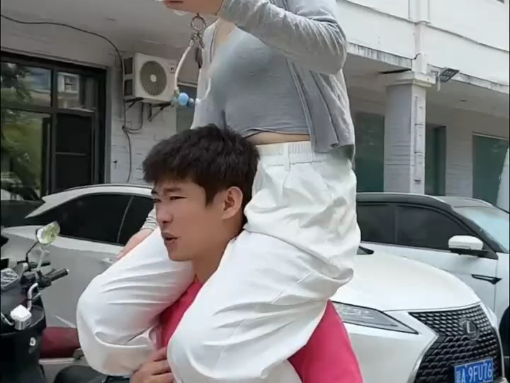 户外的快乐骑大马#骑脖子