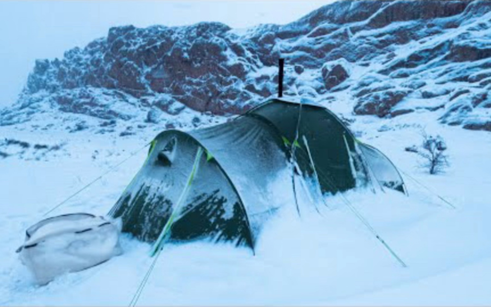 户外达人大雪里搭设温暖的帐篷，冬季露营，烹饪美食