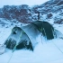 户外达人大雪里搭设温暖的帐篷，冬季露营，烹饪美食