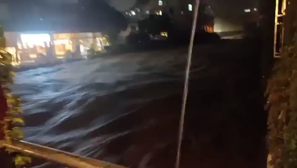 深圳受到暴雨影响已经严重内涝，梧桐山实况