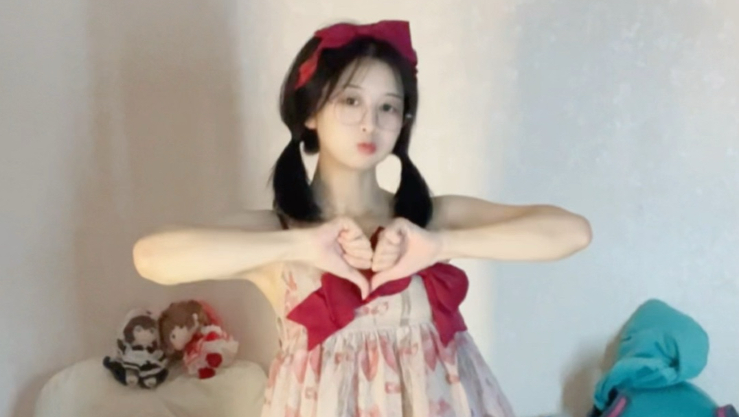 Strawberry Velvet Cupcake ~ ₊˚‧˚ʚ🍓ɞ⋆₊˚⊹♡