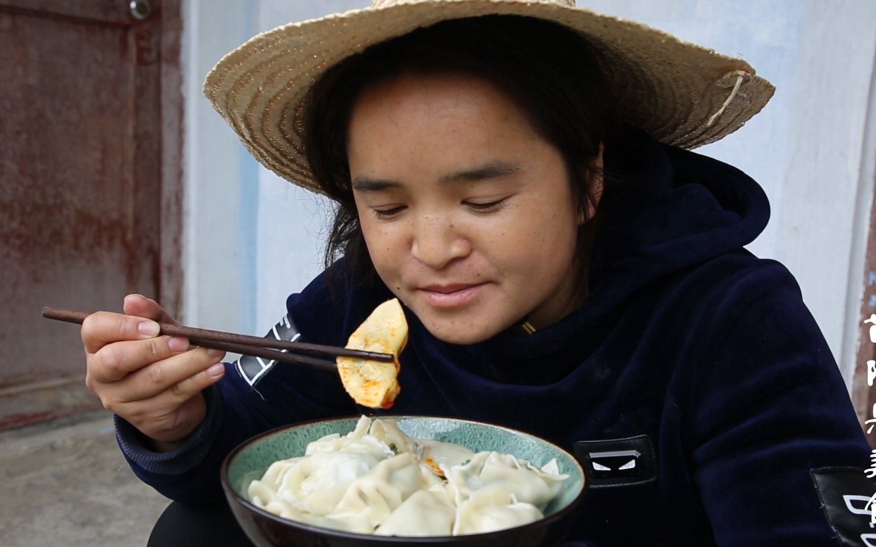 苗大姐摘野菜做饺子，小米辣椒一蘸，吃了20多个饱了