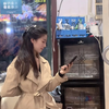 美女老板娘挑鞋