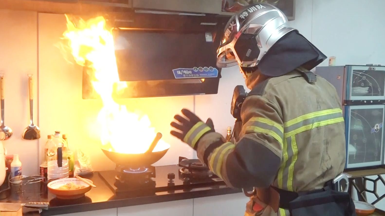 随机抽查：油锅起火，如何正确处置？