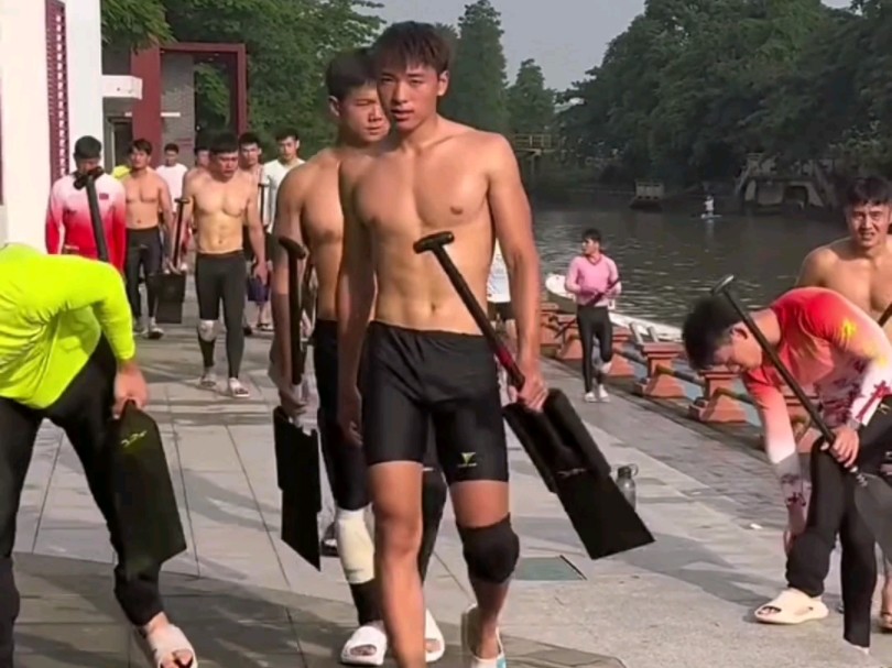 划龙舟的肌肉小哥哥们，训练日常让人垂涎的胸肌和高弹裤