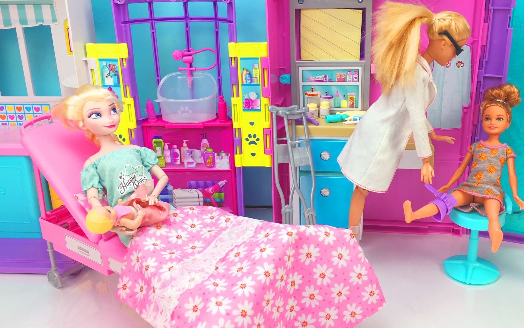 儿童益智玩具视频：芭比娃娃感冒发热到医院寻求医生帮忙打针治疗_哔哩哔哩_bilibili