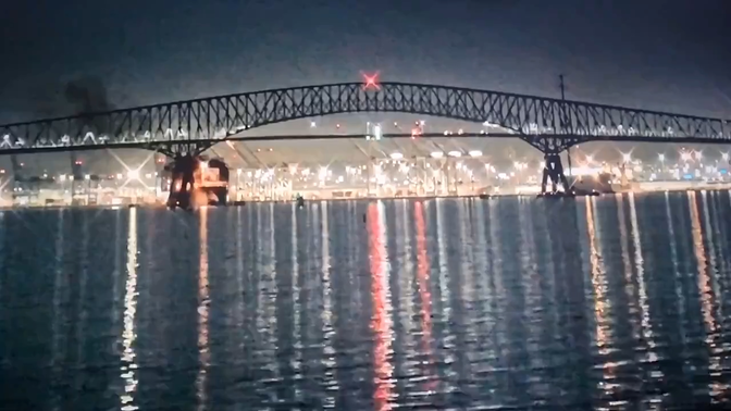 监控录像：马里兰州巴尔的摩市 货船撞倒大桥 桥上还有若干车辆