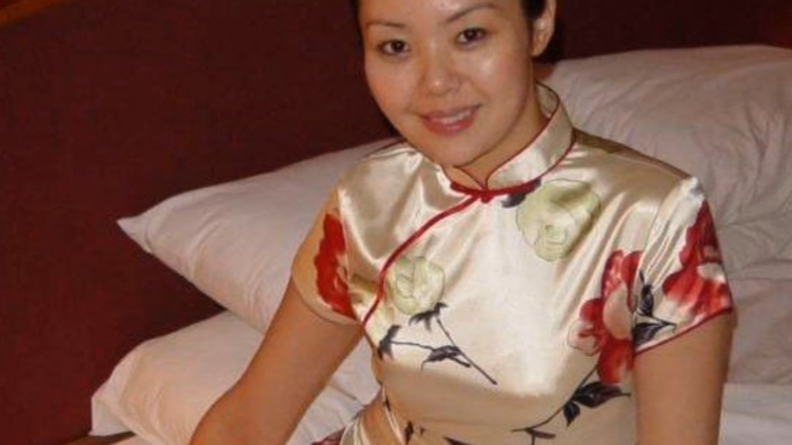 The mature woman from 20 years ago is said to be the wife of a wealthy businessman from Guangzhou.
