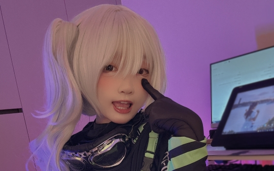 Coser characters playing games