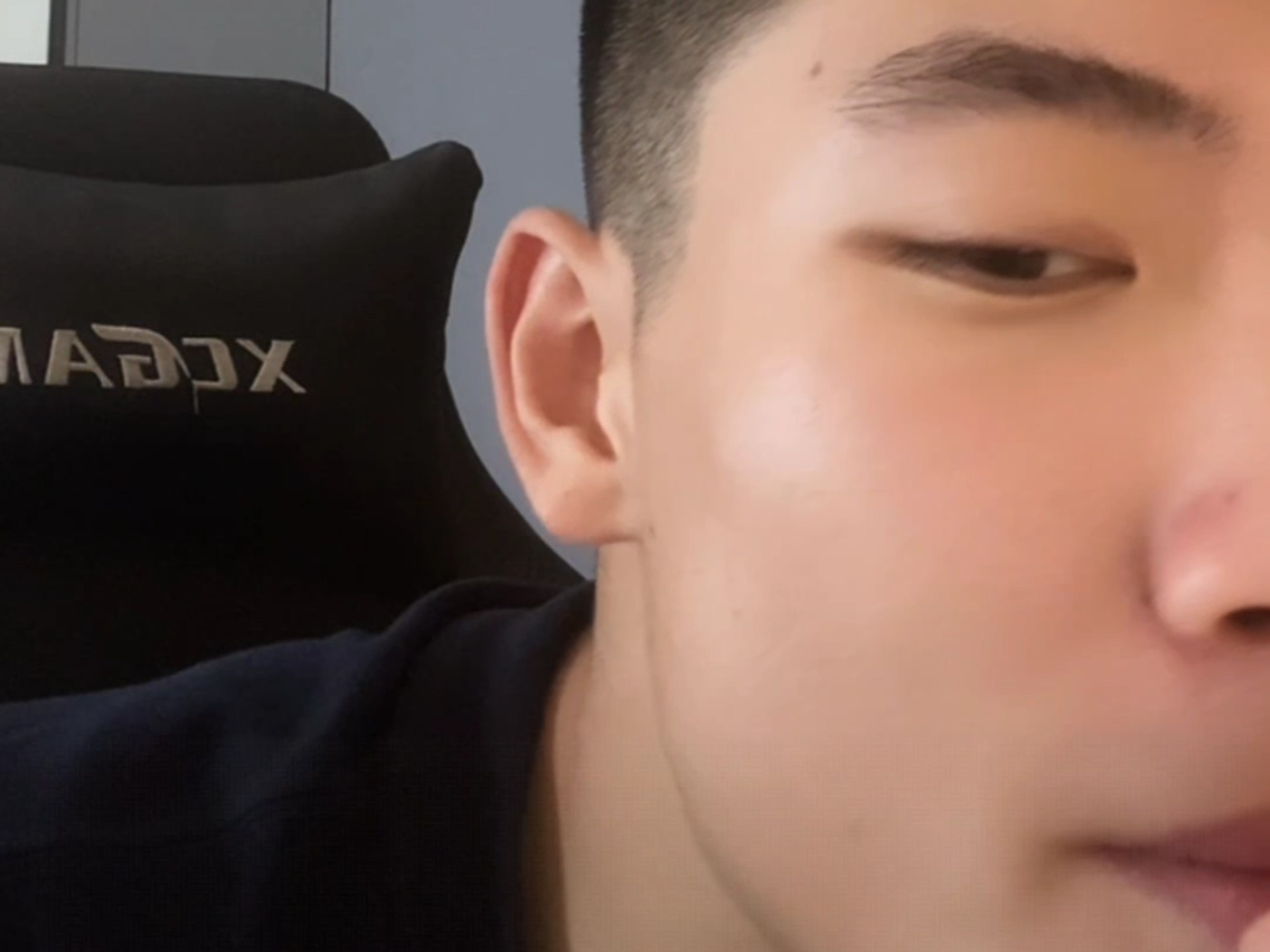 有礼貌的精神小伙