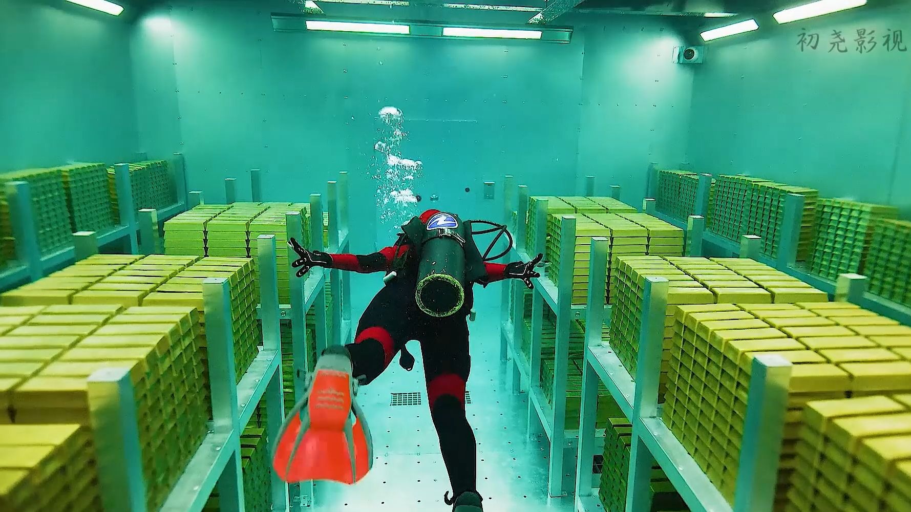 把金条用高温熔化，再倒进冷水里，金条竟变成了金豆子，电影《纸钞屋》