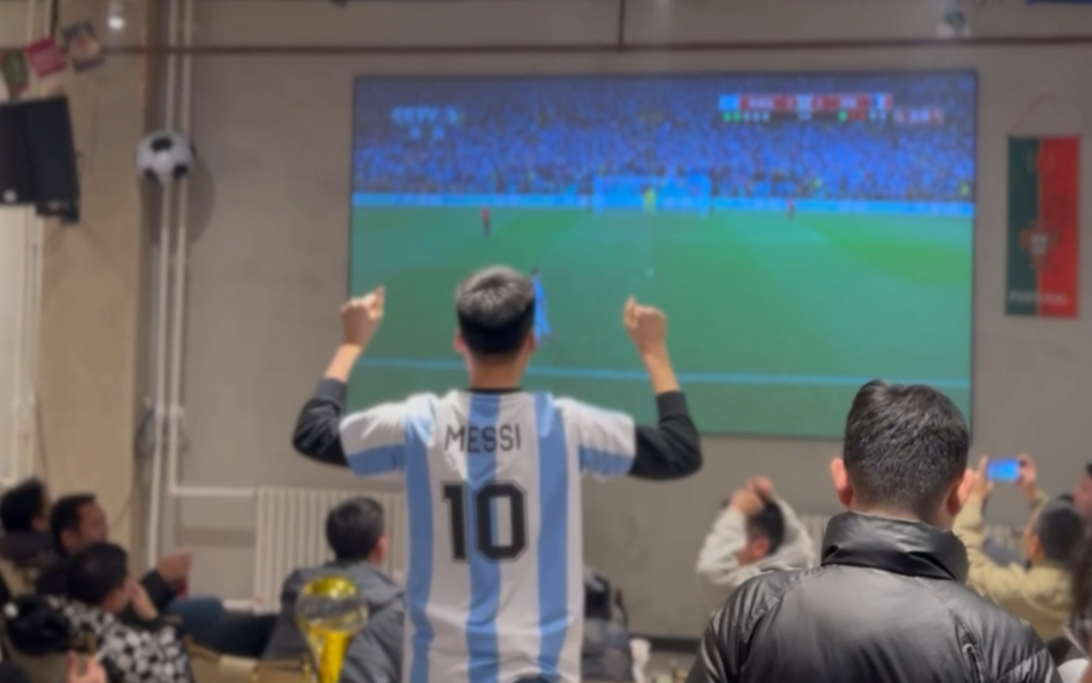 当全场只有一个阿根廷球迷，夺冠时的反应