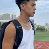 有些大学生帅哥走在校园里，大家一眼就能认出他是校草