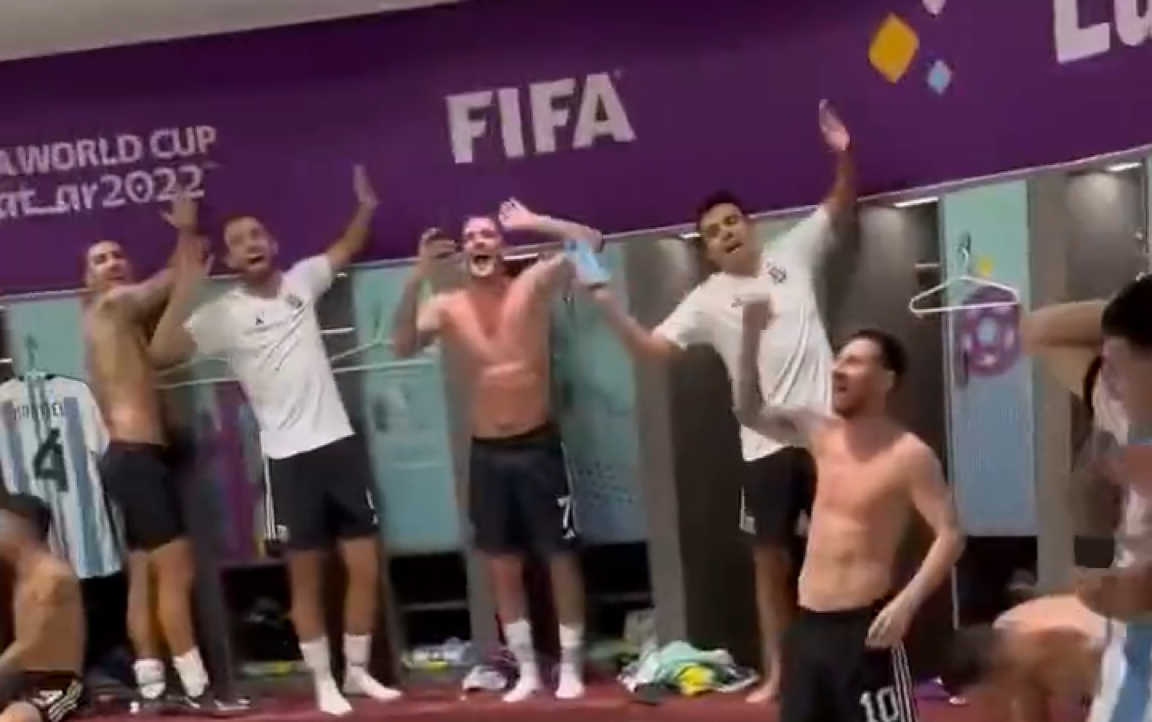 阿根廷战胜墨西哥赛后更衣室激情庆祝视频！！嗨起来！！