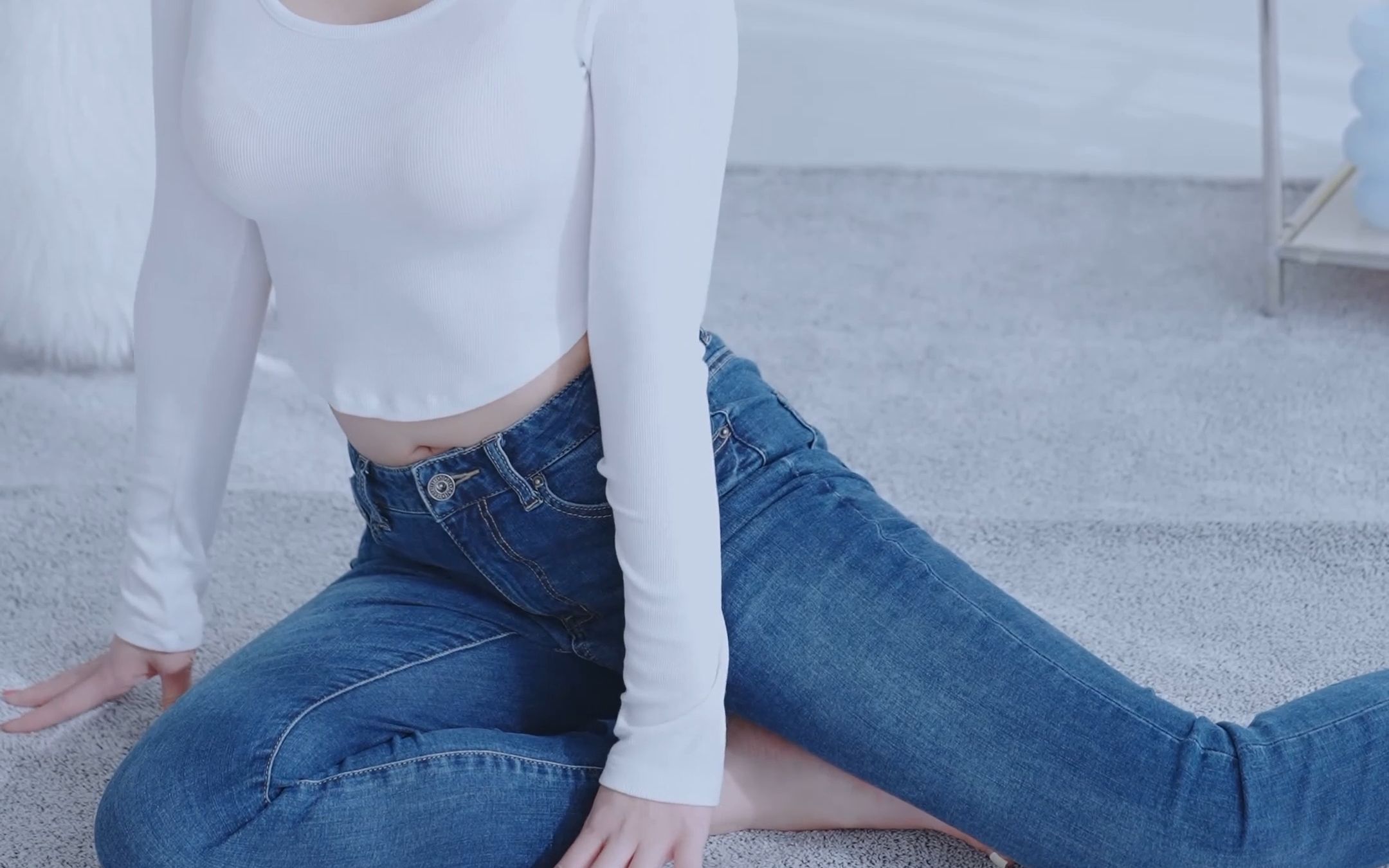 Miss Seoyoon's Vibrant Jeans Outfit