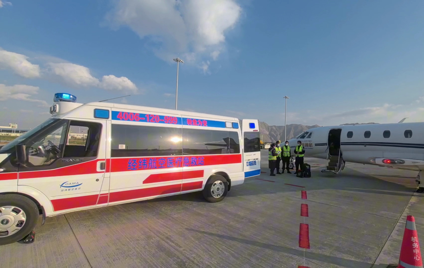 专机起飞 护送在拉萨意外高坠的重伤游客安全返回北京