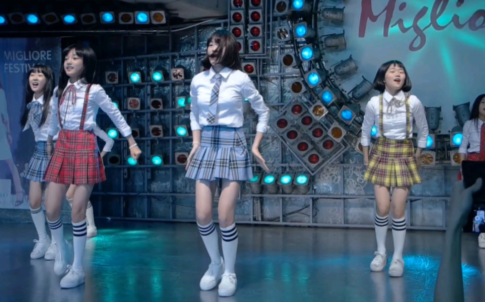 It's no better than the otaku dance at Comic-Con!