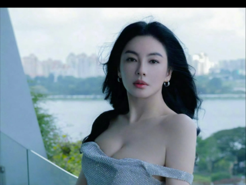 张雨绮活动大秀性感事业线