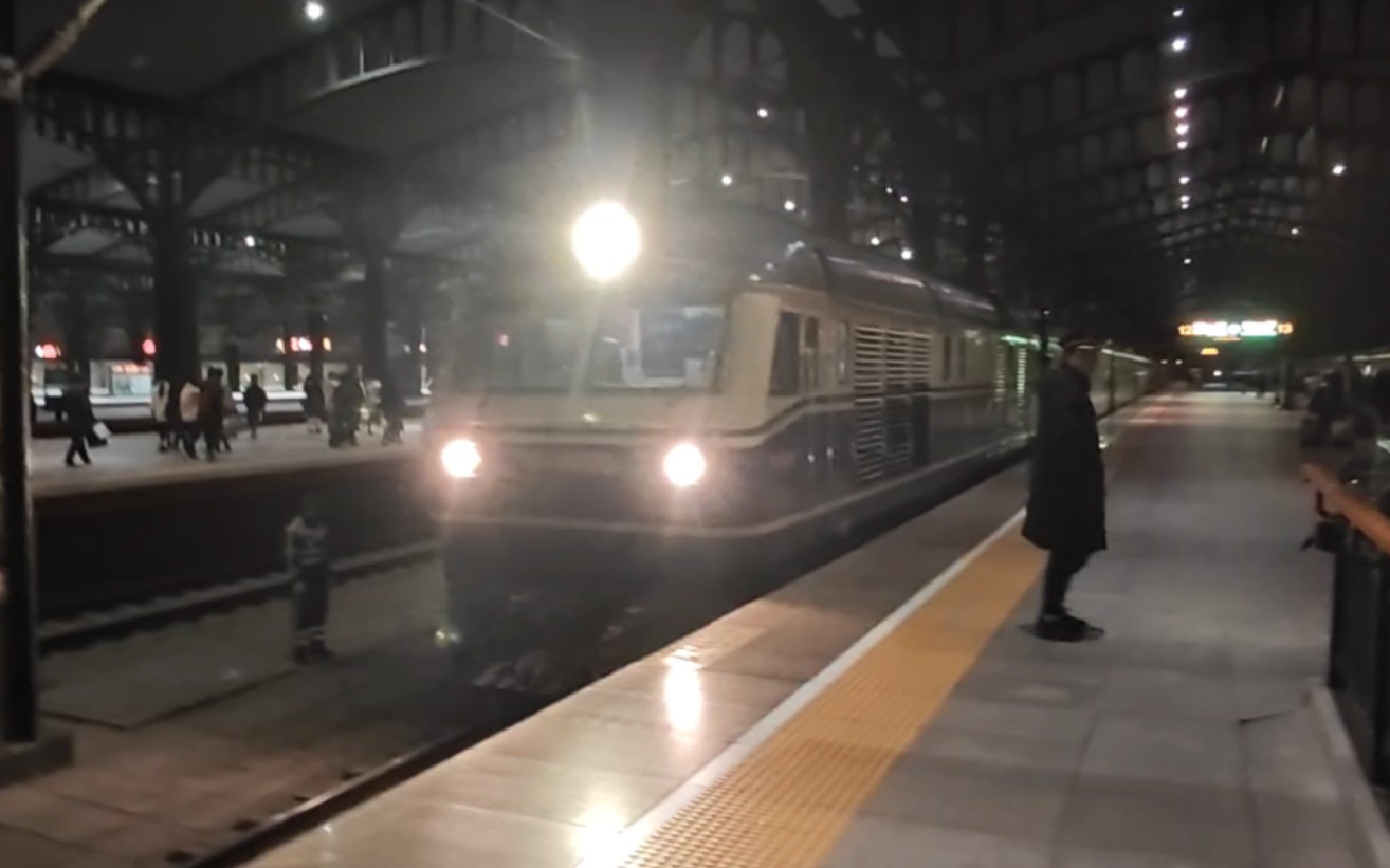 DF11 0079牵引K7190次列车进入哈尔滨站