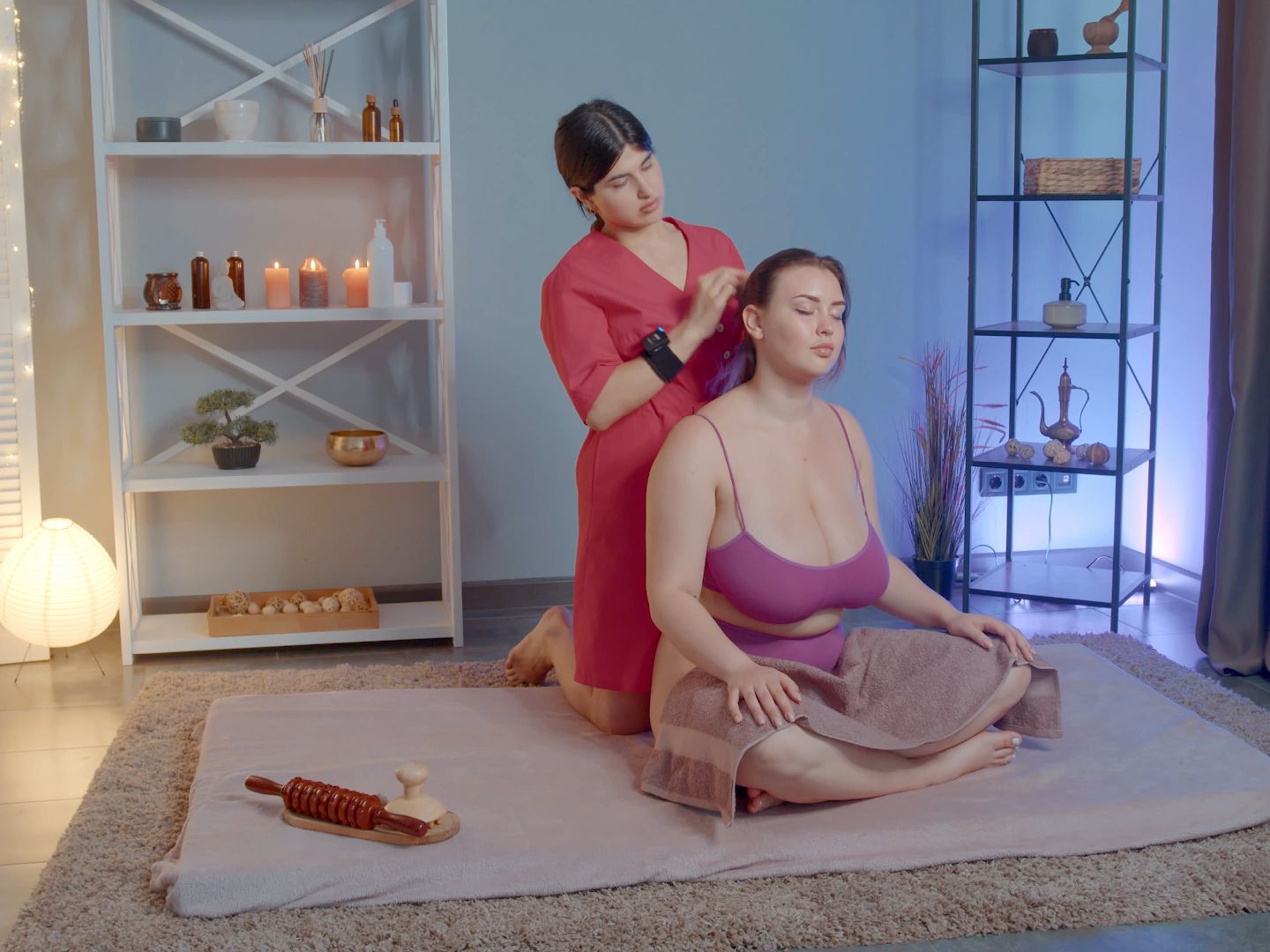 【保健】Sabina对Liza的ASMR肩部按摩（木材按摩器）