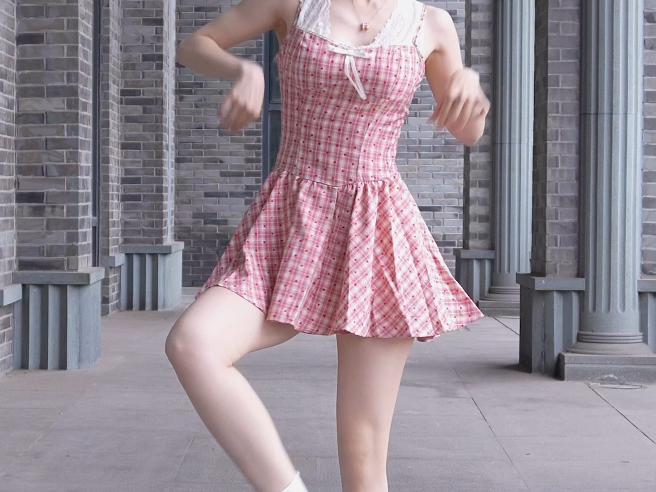 终于露脚了