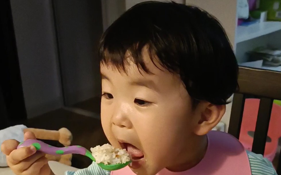 两岁宝宝自主吃饭香喷喷