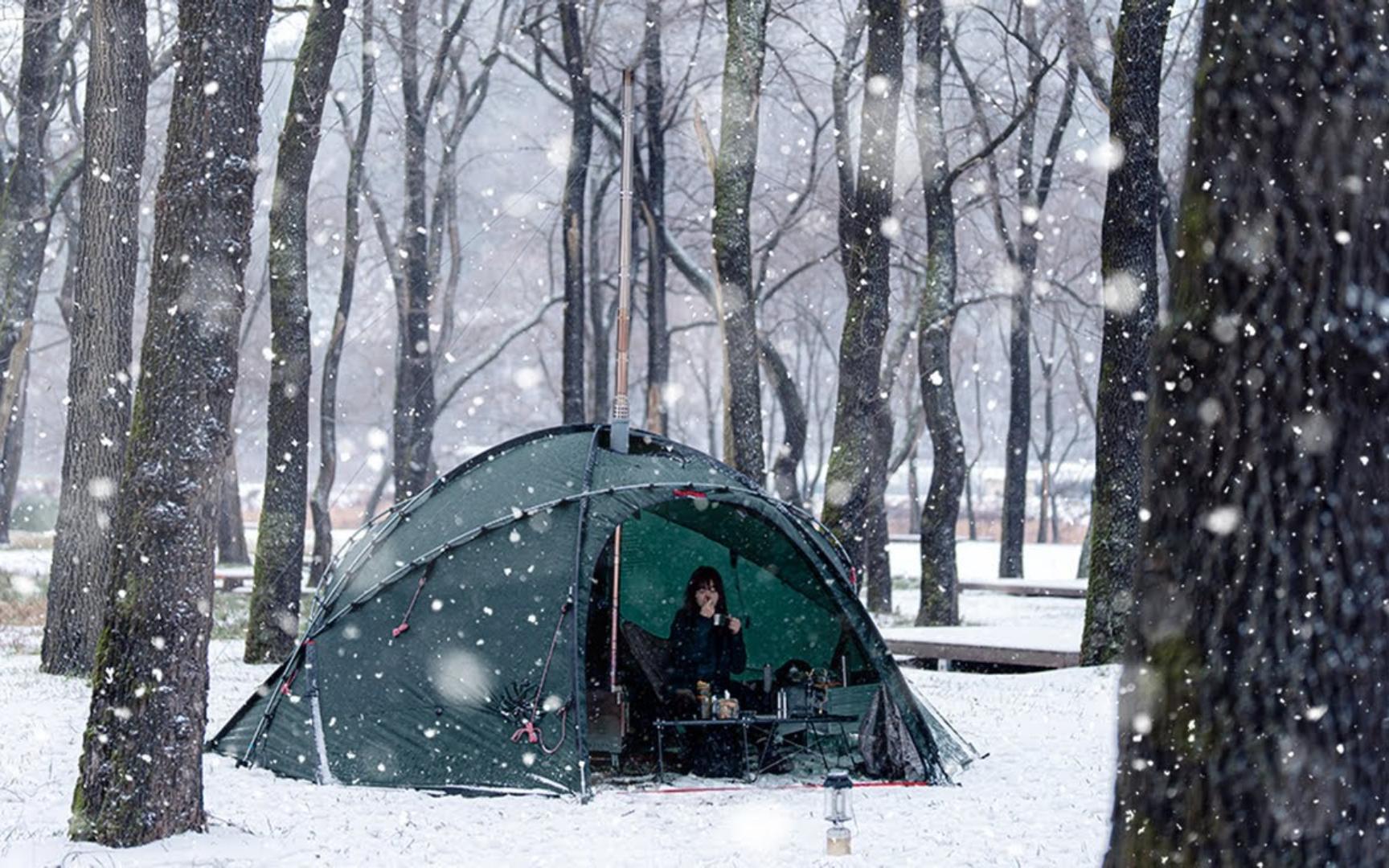 寒冷天气的雪中露营，温暖柴火炉下的冬日野营体验，在雪地帐篷中享受舒适睡眠疗法！沉浸式解压