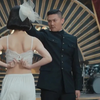 大庭广众之下，女人一件件脱掉自己身上的衣服。对面凶狠的男人说了一句“肤若凝脂，凹凸有致”之后，心满意足地走了。殊不知，他的死期将至。女人是《薄冰》浅井光夫的情妇