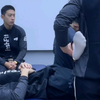 给白袜帅哥做腿部按摩放松肌肉