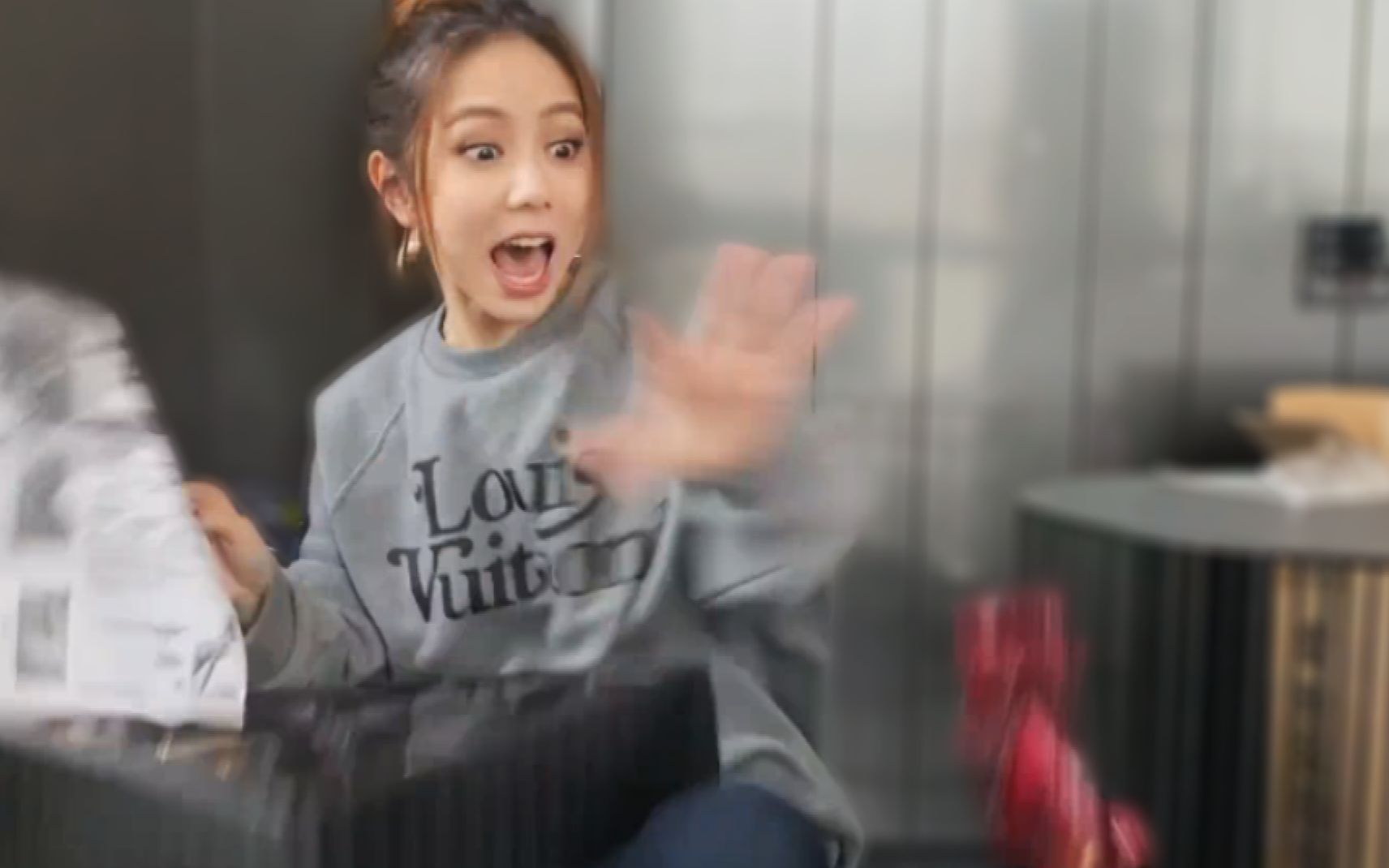 邓 紫 棋 偷 袭 钢 铁 侠