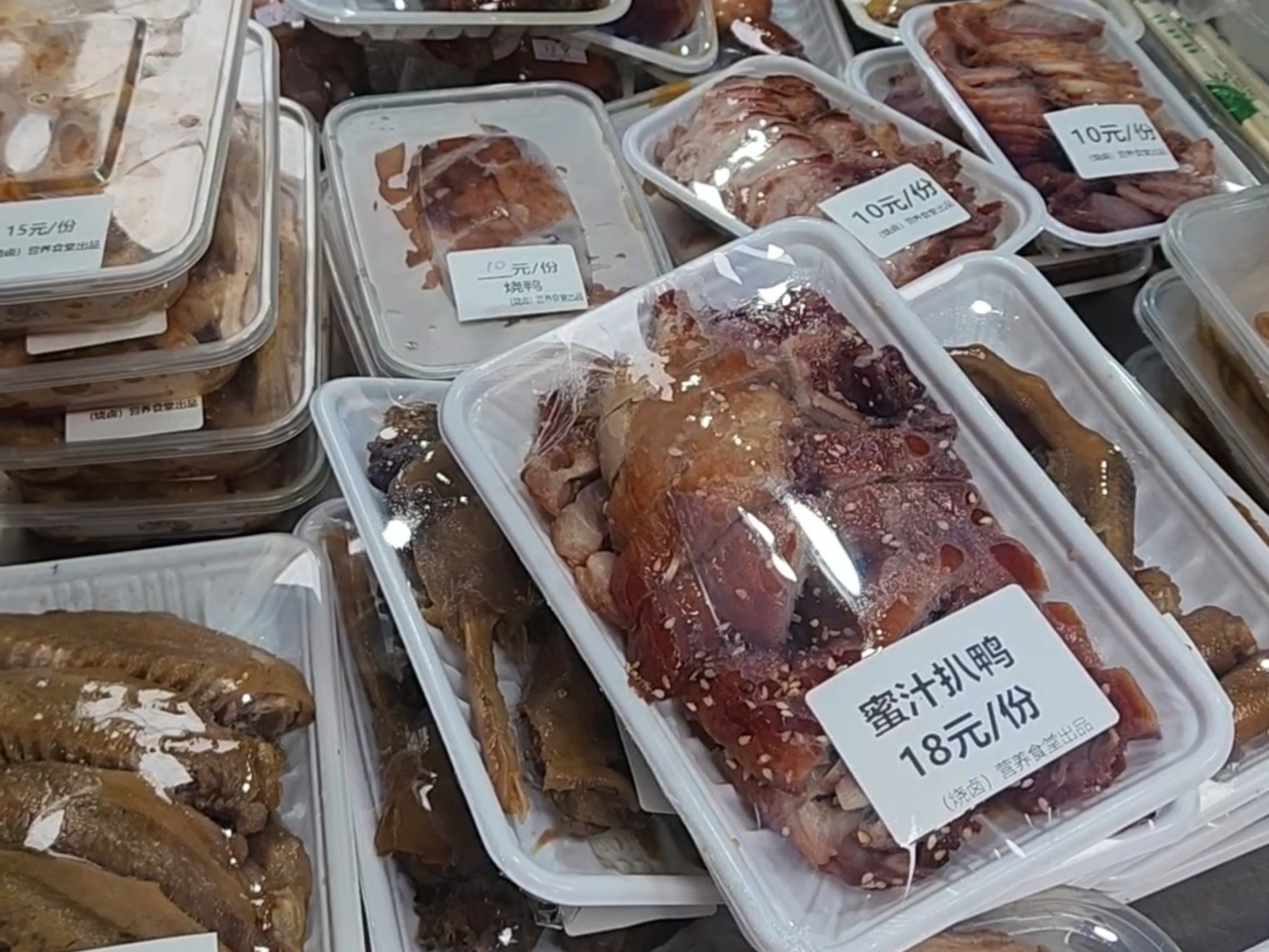 15元医院摆摊盒饭，看起来是真不错！