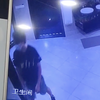 男子进女厕所偷拍被发现仓皇逃跑，监控还原全过程，当事人已报警