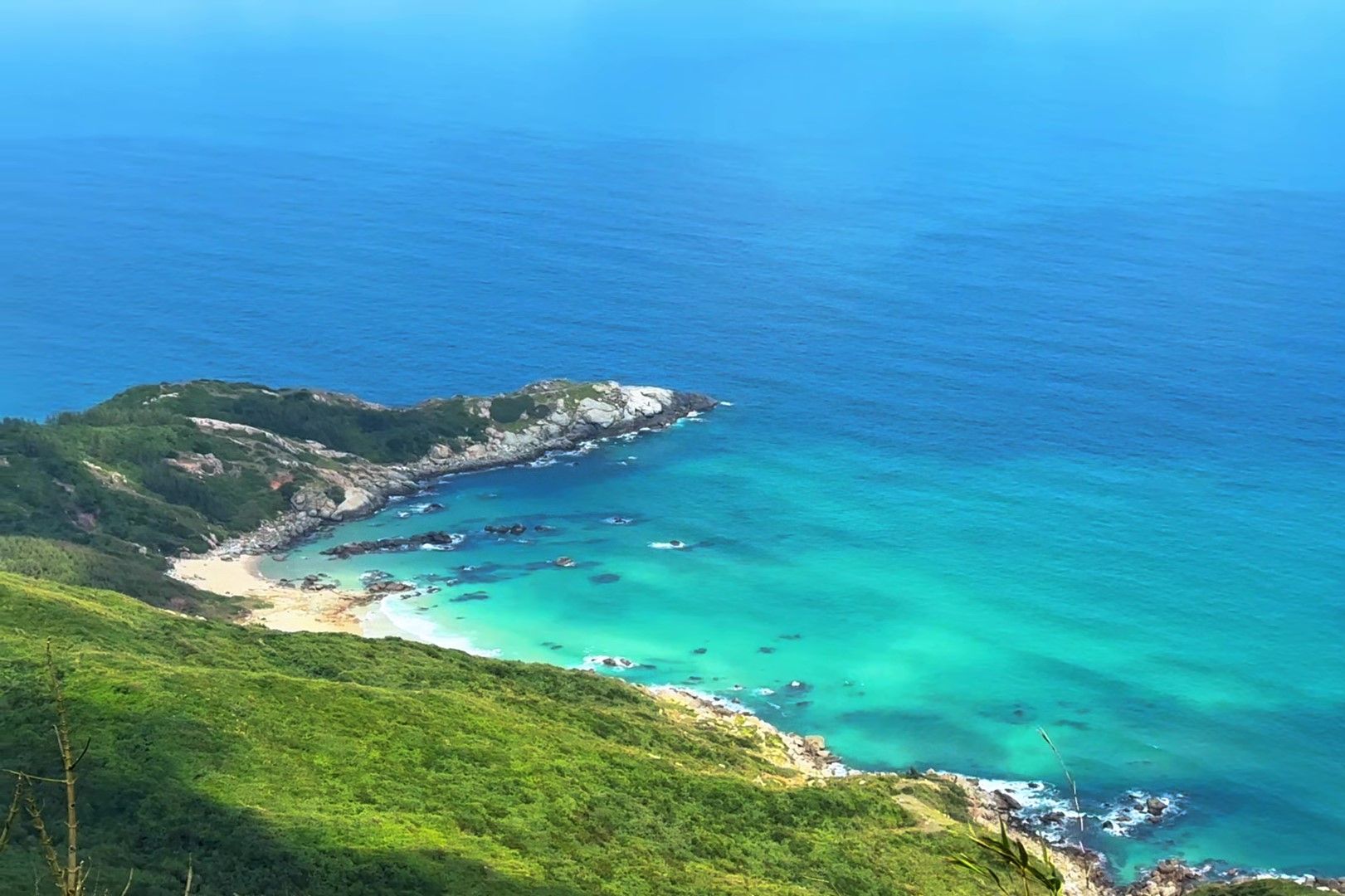 海南岛东端在哪？琼东第一峰文昌铜鼓岭上鸟瞰海岸线，如此壮美