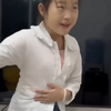 闺女学校要求拍照穿衬衫领，被爸爸吐槽像大堂经理，女儿秒变戏精，即兴表演了一段。 "搞笑视频 "来自爸爸的吐槽