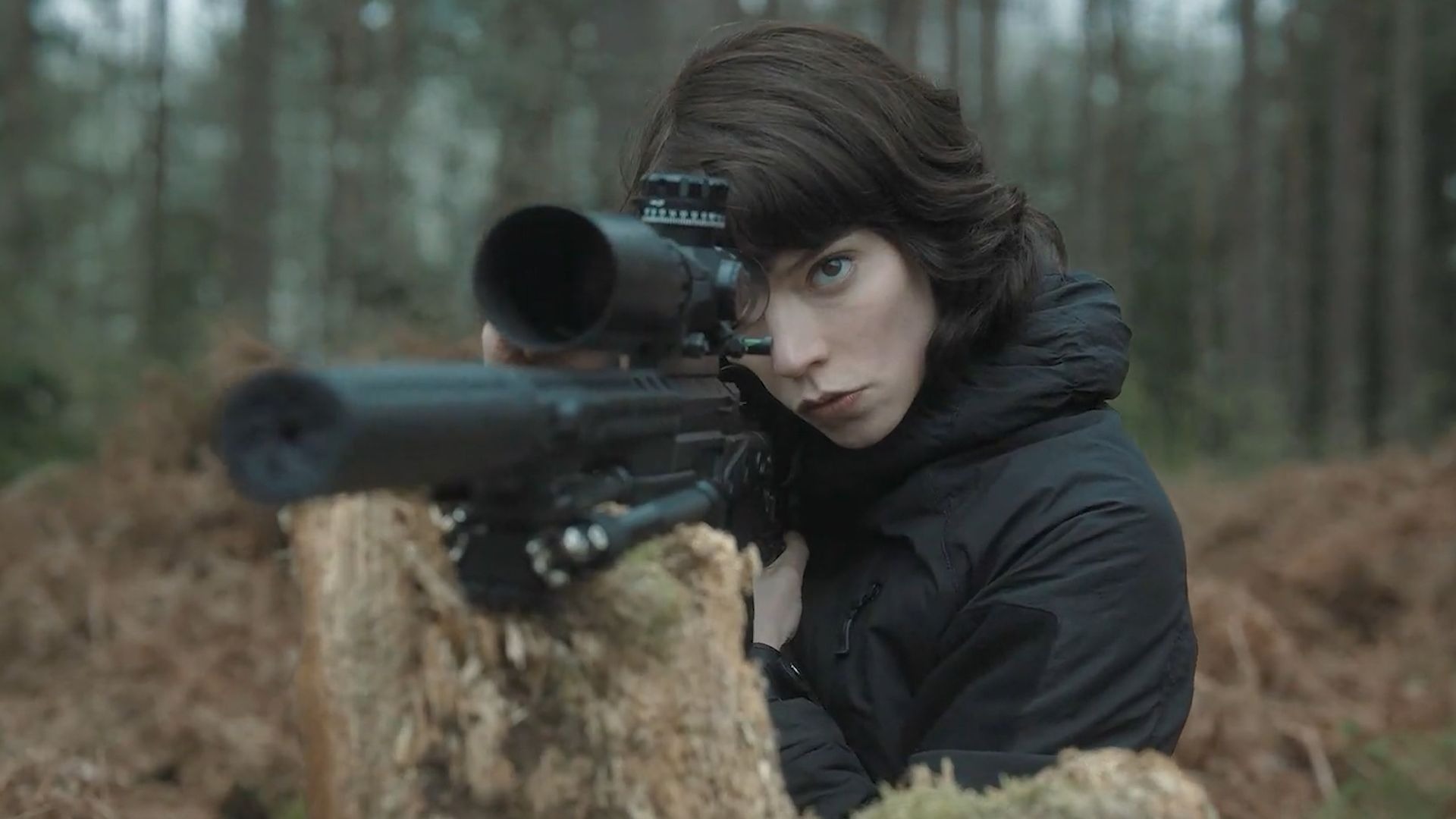 女人埋伏在此的第十天，透过一线天光，狙击目标终于出现，电影《峡谷》