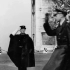 二战法国被占领后，在凯旋门前一名法国士兵向德国军官敬礼 这一幕多么讽刺