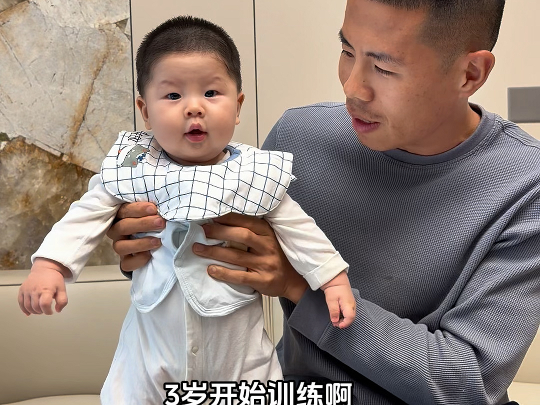 四个月的豆豆，看着阿迪为他做的“手工跑鞋”陷入了沉思