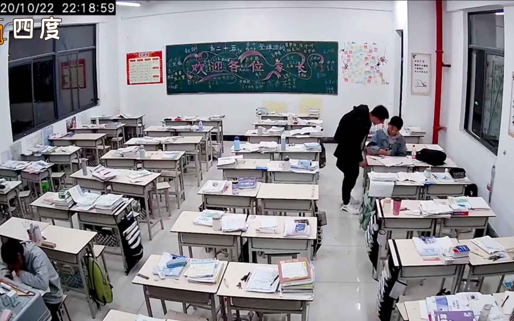 晚上十点多关宿舍门前 老师从监控看到学生还在努力看书不忍心打断哔哩哔哩bilibili