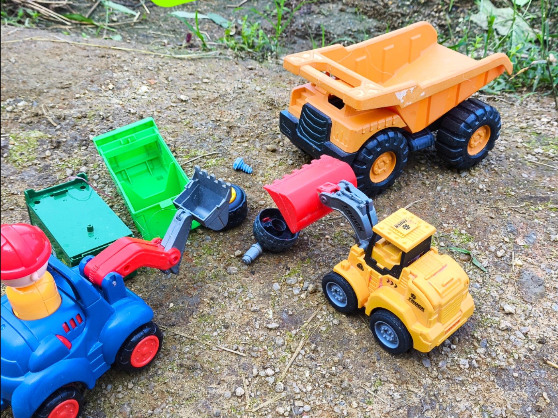 粗心的翻斗车，工程车装错工具，男孩玩具车视频，儿童挖土机挖机视频