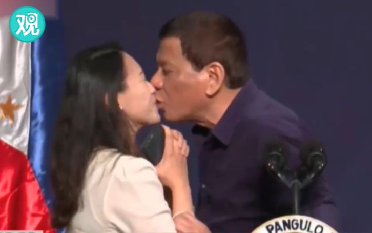 不忍直视！菲律宾总统在韩开见面会 竟公开向女观众索吻