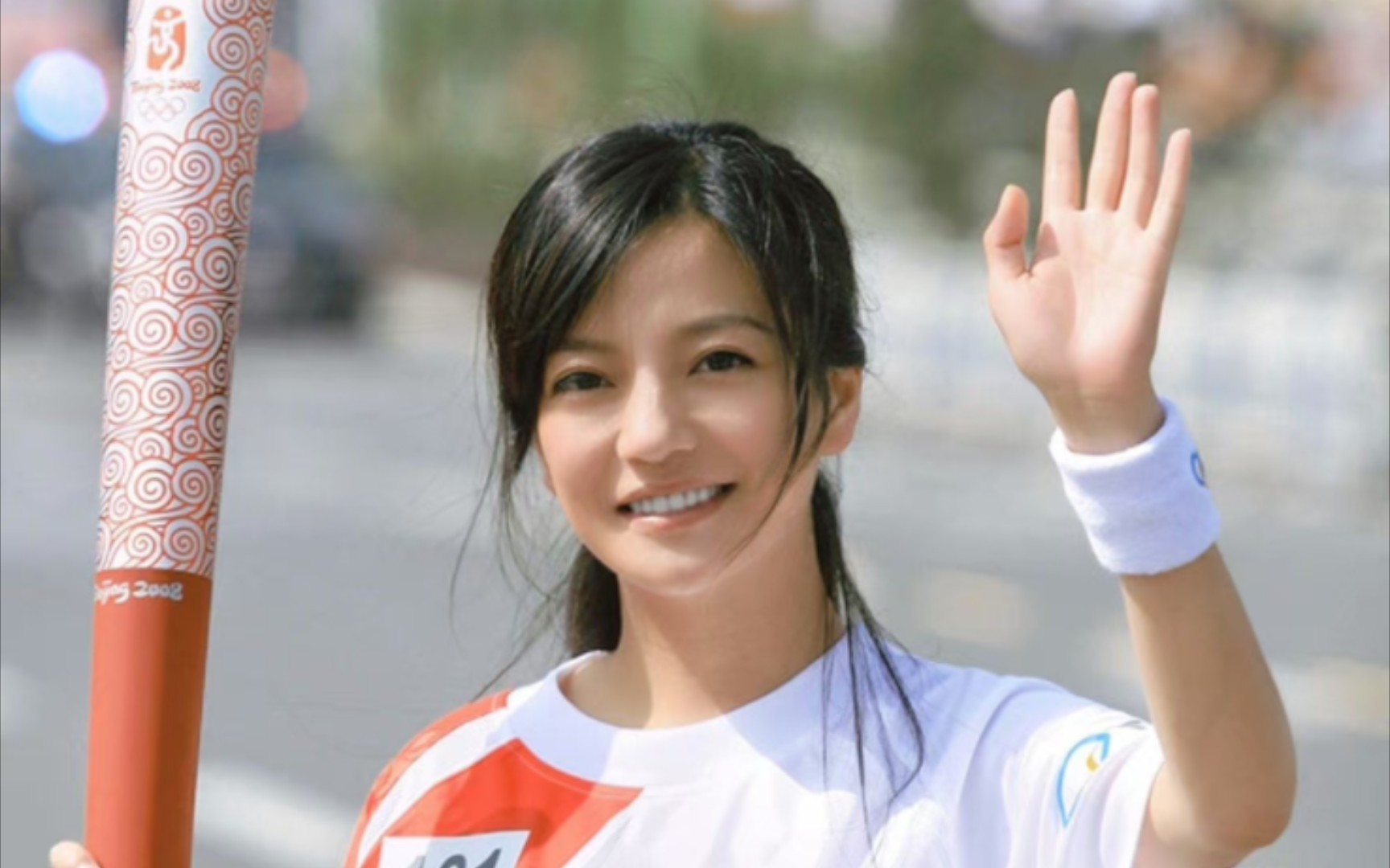 赵薇2008年安徽芜湖首位奥运圣火火炬手，为奥运圣火能够在家乡传递倍感骄傲