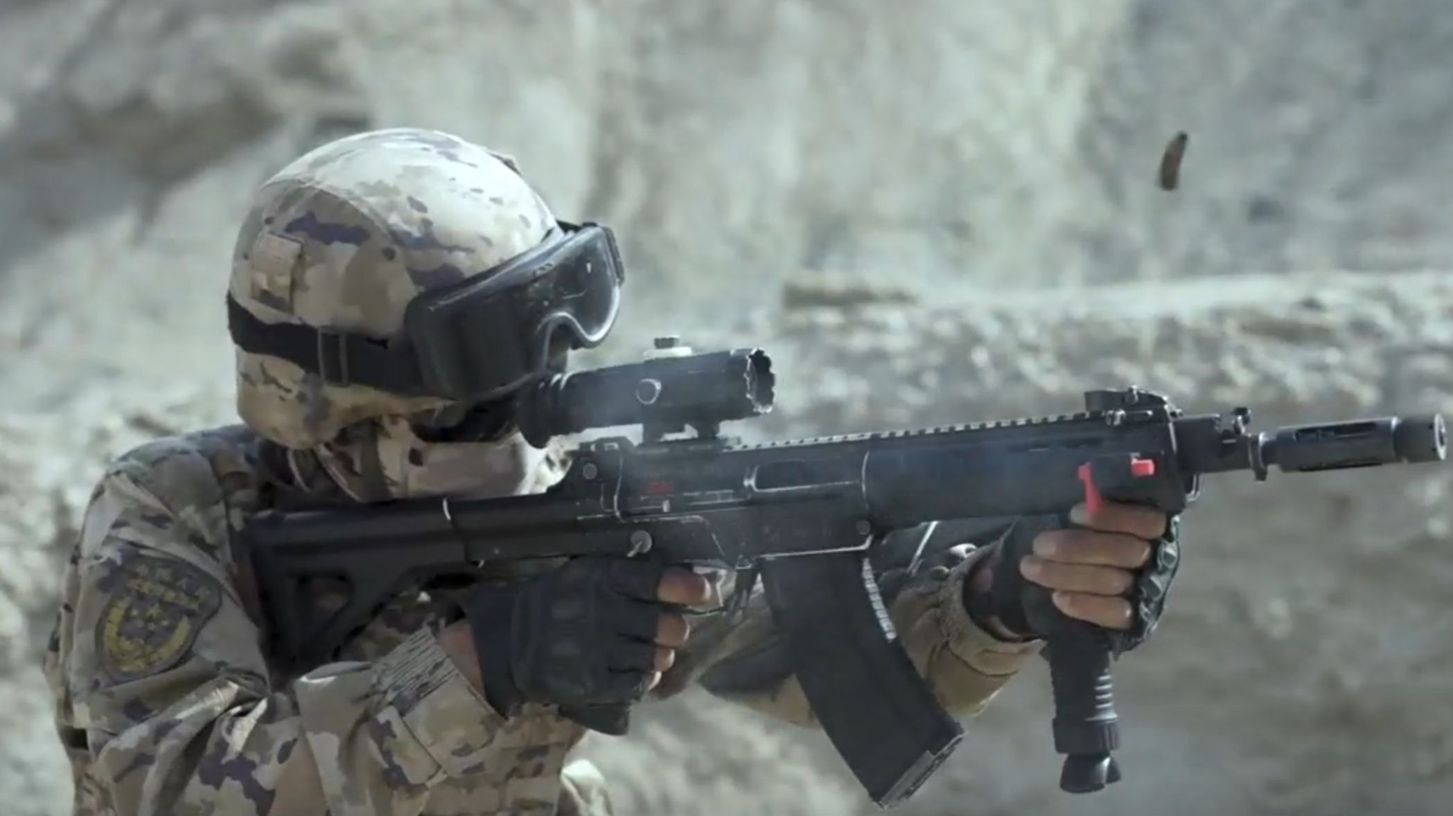 突突突！武警特战实战化演练“泰裤辣”！（武警新疆总队 杨政东、陈力宁；编辑 吴敬楠）