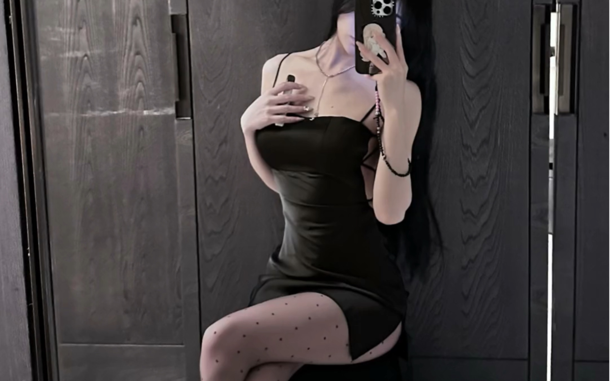 Who can refuse a sexy girl like this, legs and long and white, and like black silk who see the water is not confused ah!